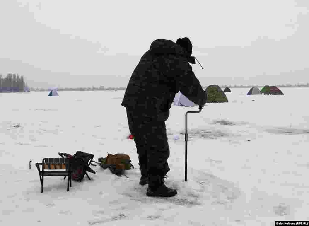 Подготовка к рыбалке - бурение лунки.