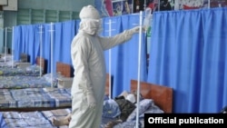 Госпиталь для пациентов с COVID-19, развернутый в бишкекской школе. 