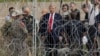 Президент США Дональд Трамп на границе США и Мексики.
