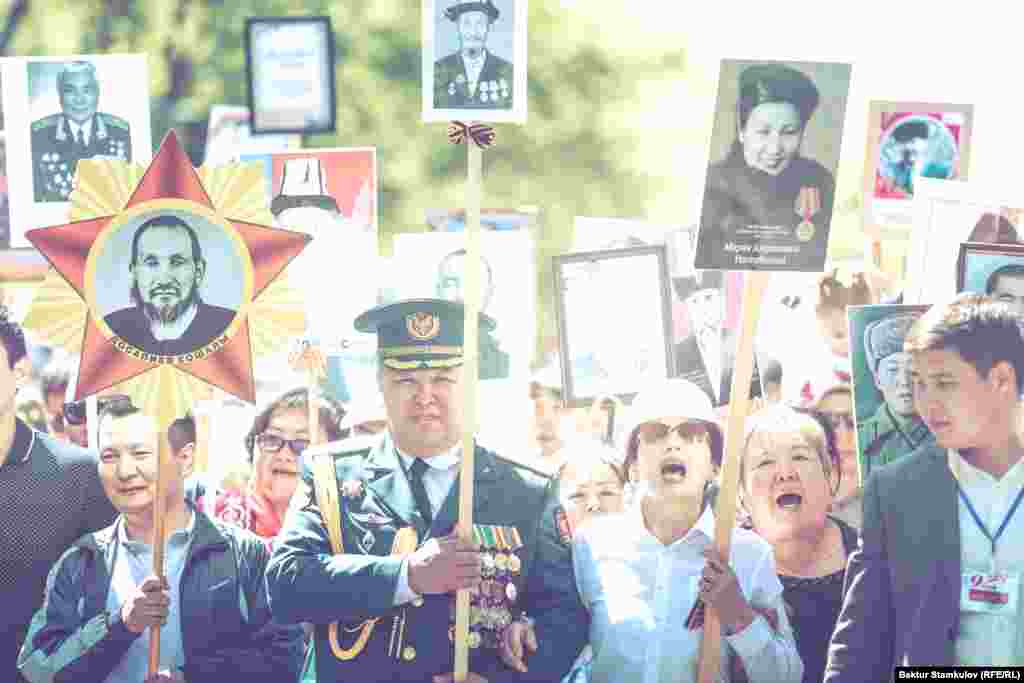 Оорукта калган кыргызстандыктар фронтко өз ыктыяры менен жөнөткөн каражаттардын эсеби ушул күнгө чейин толук такталып бүтө элек.