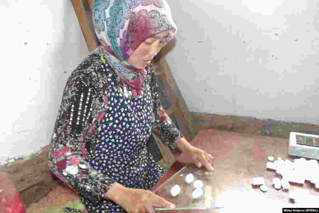 Айнектин бетине сүзмөнү коюп куруттун формасы чыгарылат.