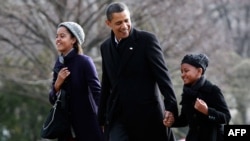Президент Б.Обама 4-январда кыздары Малия жана Саша менен Гавая аралдарынан эс алуудан кайтып келатканда