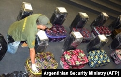 Полиция кызматкери баңгизатты текшерүүдө.