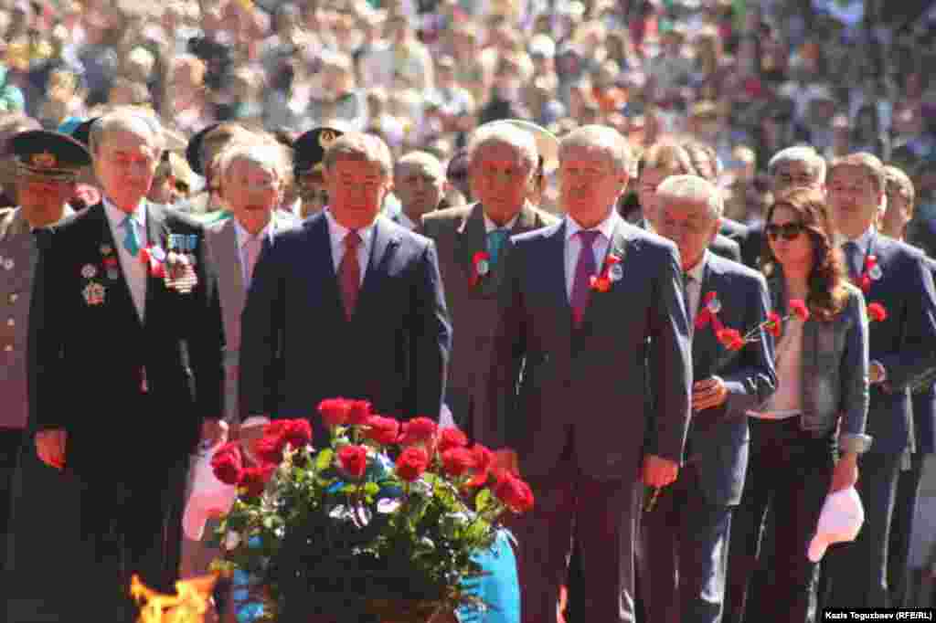 Аким города Алматы Ахметжан Есимов со свитой на возложении цветов к Вечному огню. Алматы, 9 мая 2014 года.