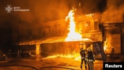Рятувальники гасять пожежу після російського удару по Харкову, 23 квітня 2025 року