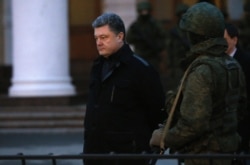 Тодішній народний депутат України Петро Порошенко у Криму в аеропорту Сімферополя, який вже тоді контролювали російські військові («зелені чоловічки»). Порошенко прибув до Криму з наміром врегулювати ситуацію на півострові. Сімферополь, 28 лютого 2014 року