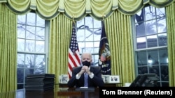 АКШнын президенти  Жо Байден Вашингтондогу Ак Үйдүн сүйрү кеңсесинде бир катар жарлыктарга кол койду. 2021-жылдын 20-январы.