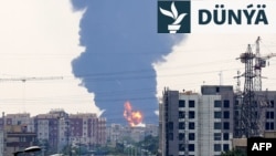 Ysraýylyň 15-nji iýunda uran zarbasyndan soň Tähranyň günortasyndaky nebiti gaýtadan işleýän zawotdan tüsse göterilýär. 2025-nji ýyl. 