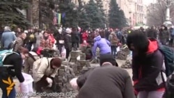 На Майдані масово розбивають бруківку