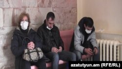 Մարդիկ սպասում են երևանյան հիվանդանոցներից մեկում