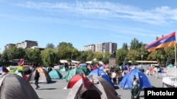 Палатки участников круглосуточного митинга на площади Свободы 