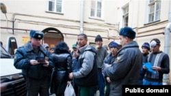 Таджикских мигрантов в России проверяют на каждом шагу