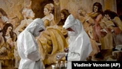 Медики в защитных костюмах в одном из временных стационаров в Бишкеке. Иллюстративное фото. 