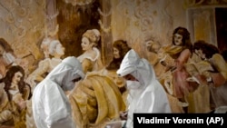 Медики в защитных костюмах в одном из стационаров в Бишкеке. 