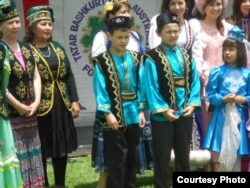 Бәйрәмдә һәркем дип әйтерлек милли киемнән иде.