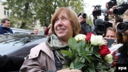 Сьвятлана Алексіевіч у дзень абвешчаньня нобэлеўскай ляўрэаткай. Менск, 8 кастрычніка 2015 году