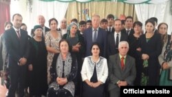 Ҳайати кормандони Гимназияи иқтисодии Душанбе. Акс аз вейсайти расмии ин муассисаи таълимӣ гирифта шудааст.