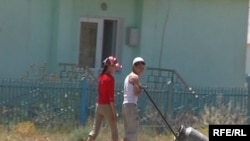 Таза сууну балдар айылга алыстан ташып келишет