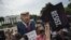 Противники Дональда Трампа требуют его отставки у Белого дома в Вашингтоне 