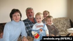 Алесь Астроўскі разам з сям'ёй