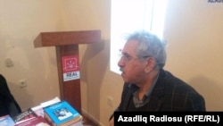 Rövşən Hacıbəyli, məhbuslara gətirilən kitabları qeydiyyata alır