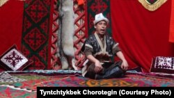 Манасчы Рыспай Исаков да партиялардын биринин катарында саясатка аттанууда.                          