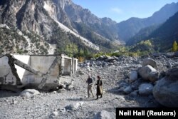 Уильям и Кейт в предгорьях Гималаев во время посещения жертв наводнения в Читрале.