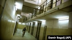 Американський військовий у в'язниці Абу-Грейб в Іраку
