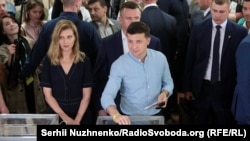 Volodimir Zelenski 2019-cu il parlament seçkilərində səs verir.