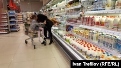 В молочном отделе магазина в Москве.