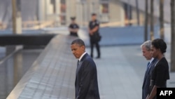 Президент Барак Обама, биринчи леди Мишель Обама жана мурдагы президент Жорж Буш он жыл мурдагы терракт болгон жерде 11-сентябрь курмандыктарын эскерүүдө. Нью-Йорк, 2011-жылдын 11-сентябры.