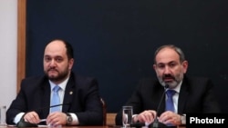 Мнистр образования и науки Араик Арутюнян (слева) и премьер-министр Никол Пашинян в ЕГУ, Ереван, 22 апреля 2019 г.