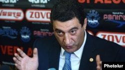 Armenia - Former Environment Minister Vartan Ayvazian at a news conference in Yerevan, 17Sep2012.