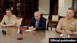 Ռուսաստանի դեսպան Սերգեյ Կոպիրկինը, դեսպանության՝ պաշտոնավարումն ավարտող և նորանշանակ ռազմական կցորդները Հայաստանի պաշտպանության նախարարի հետ հանդիպման ժամանակ, Երևան, 3-ը օգոստոսի, 2021թ.
