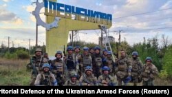 Украинские военные на въезде в недавно освобожденном поселке Шевченково в Харьковской области, 10 сентября 2022 года