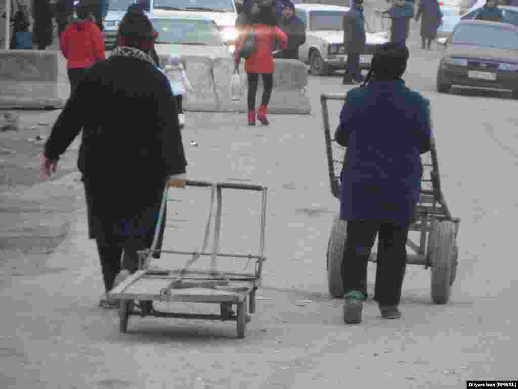 Женщины с тележками. &nbsp;