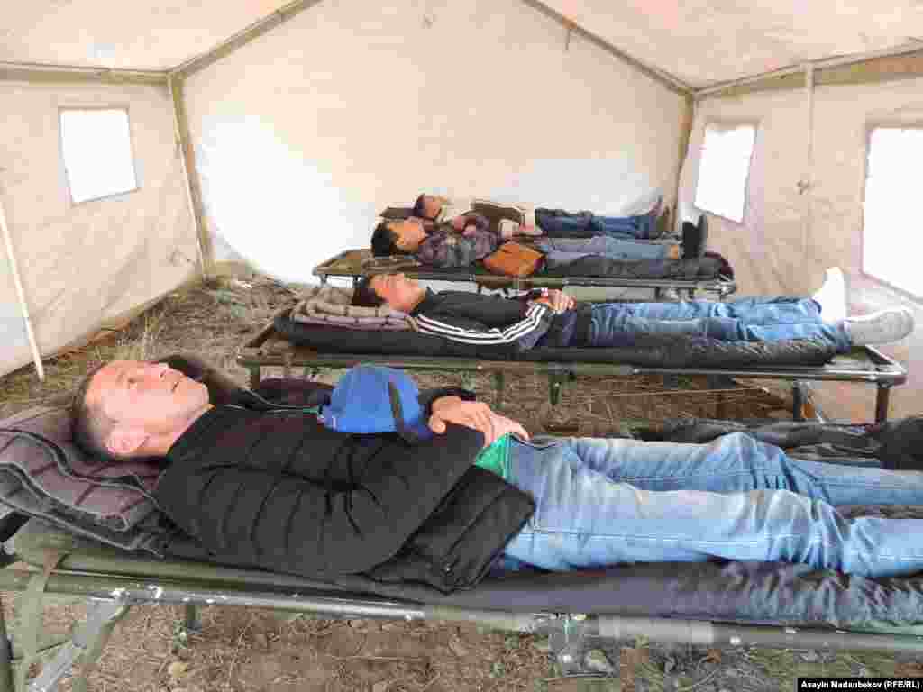 Машыгууда сценарий боюнча тогуз балдык жер силкинүү болуп, жатаканада калган адамдарды куткаруучулар имарат ичинен атайын тартылган зымдары аркылуу түшүрүп, медициналык чатырга алып келип жайгаштырып жатышты.