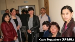 Граждане, проживающие в здании бывшего детского садика, в суде. Вторая справа - общественная активистка Гуля Тусупбаева. Алматы, 7 апреля 2011 года. 