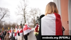 Падчас ушанаваньня памяці Кастуся Каліноўскага і братоў Луцкевічаў на могілках Росы ў Вільні ў Дзень Волі. 