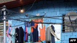 В условиях энергетического кризиса венесуэльцы нашли достойное применение электрическим проводам: сушат на них белье