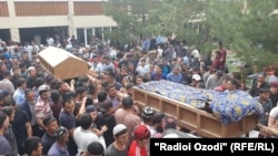 Похороны жертв приграничного конфликта в Исфаре. 30 апреля 2021.

