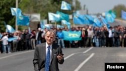 Кырымтатарлар юлбашчылары Мостафа Җәмилевне чик буенда каршы ала. 3 май 2014