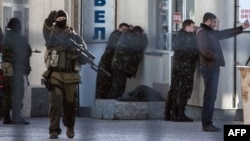 Російські війська затримують українських військових під час спецоперації в Сімферополі, 18 березня 2014 року