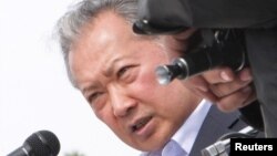 Курманбек Бакиев бийликтен кулатылып, кичи мекенине барган кезде. Жалал-Абад шаары. 10-апрель, 2010-жыл.