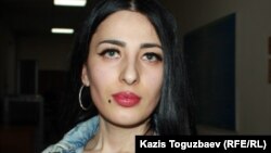 Заключенная женщина-трансгендер Виктория Беркходжаева — потерпевшая на судебном процессе в Илийском районном суде по делу о насилии со стороны бывшего сотрудника КНБ. Поселок Отеген-батыра Алматинской области, 6 марта 2020 года.  