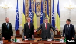 Зліва-направо: голова українського уряду Арсеній Яценюк, генсекретар НАТО Єнс Столтенберґ, президент України Петро Порошенко і голова Верховної Ради Володимир Гройсман, Київ, 22 вересня 2015 року