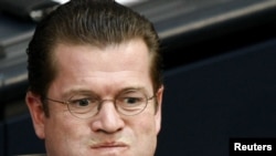 Germaniýanyň metbugaty Güttenbergi “Googleberg” diýip atlandyrdy.