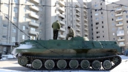 Українські медики стоять на бронетранспортері після того, як вони доправили поранених військовослужбовців до лікарні у підконтрольній Україні Авдіївці, що у Донецькій області. 30 січня 2017 року