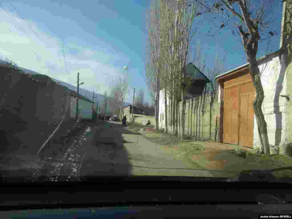 Бул жолдун сол тарабы Тажикстан, оң тарабы&nbsp; Кыргызстан.