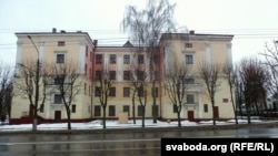 Дзясятая школа. Від з вуліцы Чалюскінцаў. Будынак прыхарошаны